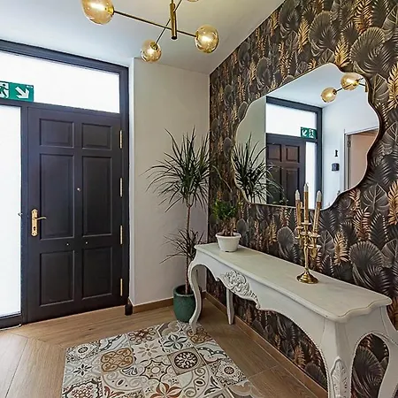 Black Lion Apartment Villena